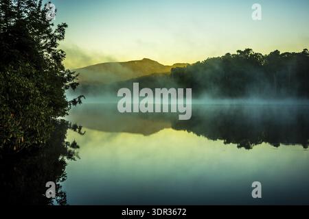 Grandfather Mountain Sunrise Reflections am Julian Price Lake in den Blue Ridge Mountains im Westen von North Carolina Stockfoto