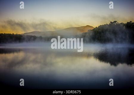 Grandfather Mountain Sunrise Reflections am Julian Price Lake in den Blue Ridge Mountains im Westen von North Carolina Stockfoto