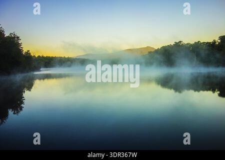 Grandfather Mountain Sunrise Reflections am Julian Price Lake in den Blue Ridge Mountains im Westen von North Carolina Stockfoto