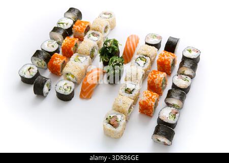 Verschiedene Arten von Sushi auf einer weißen Oberfläche für Präsentation und Genuss Stockfoto