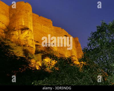 Beleuchtete Mauer des Mehrangarh-Forts während der Nacht in Jodhpur, rajasthan, Indien. Mittelalterliche Festung Stockfoto