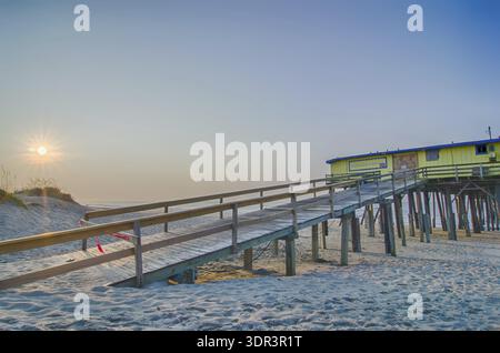 Verlassener North Carolina Fishing Pier in Avon Outer Banks OBX Cape Hatteras National Seashore Stockfoto
