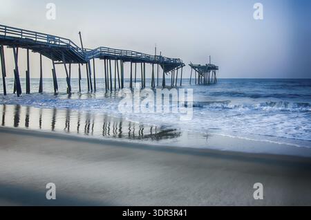 Verlassener North Carolina Fishing Pier in Avon Outer Banks OBX Cape Hatteras National Seashore Stockfoto