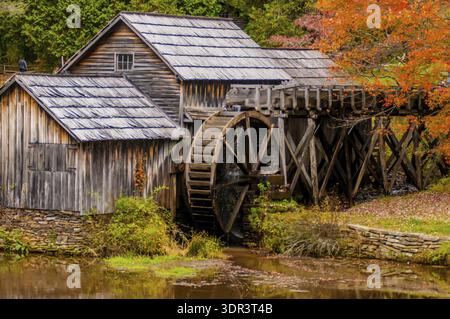 Virginias Mabry Mill auf den Blue Ridge Parkway in der Herbst-Saison Stockfoto