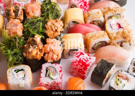 Sushi-Collage mit verschiedenen Arten von Rolls und Meeresfrüchten in einem Restaurant Stockfoto