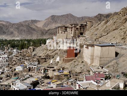 Panorama des Leh-Palastes und der Altstadt mit Lehmziegeln und flachen Dachhäusern in Ladakh, Nordindien im Himalaya Stockfoto
