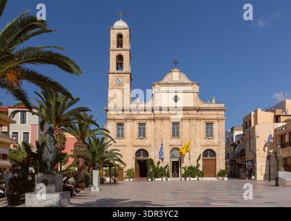 Kathedrale Kirche auf dem Hauptplatz von Chania mit Palmen und traditionellen Gebäuden, Insel Kreta, Griechenland, unter klarem blauem Himmel Stockfoto
