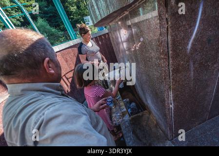 Borjomi, Georgien - 21. Juli 2015: Touristen im Pavillon mit Mineralwasserbrunnen in Borjomi Resort Stadt, Samtskhe-Javakheti Region Stockfoto