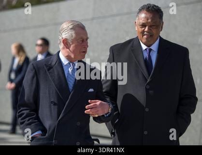 Aktenfoto vom 18. April 03/15 des damaligen Prinzen von Wales (heute König Charles III) und des Bürgerrechtlers Dr. Jesse Jackson während eines Besuchs im Martin Luther King Memorial in Washington DC. Rev Jesse L Jackson, ein Schützling des Rev Martin Luther King Jr und zweifacher Präsidentschaftskandidat, der die Bürgerrechtsbewegung Jahrzehnte nach dem Mord an Rev King führte, starb im Alter von 84 Jahren. Ausgabedatum: Dienstag, 17. Februar 2026. Stockfoto