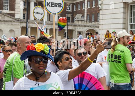 Vielfältige Zuschauer feiern bei der London Pride Parade. London, UK, 29. Juni 2024 Stockfoto