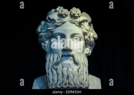 Klassische Darstellung von Dionysos in Marmor im Centrale Montemartini, Rom. Stockfoto
