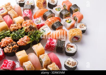Sammlung verschiedener Sushi-Typen, angeordnet in einem farbenfrohen Display auf einer flachen Oberfläche Stockfoto