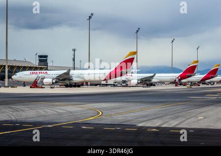 Madrid, Spanien - 30. Januar 2019: Spanische Iberia Flugzeuge auf dem Flughafen Madrid Barajas im Stadtteil Barajas der Hauptstadt Madrid Stockfoto