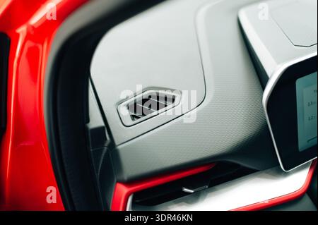Innenraum eines modernen Elektroautos mit Prestige. Bequeme Ledersitze, Armaturenbrett und Lenkrad. Stockfoto