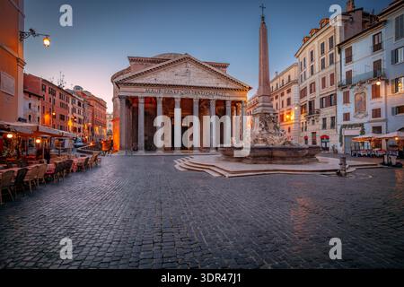 Pantheon, Rom. Stadtbild von Rom mit Pantheon bei schönem Sonnenaufgang. Stockfoto
