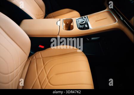 Moderner Supersportwagen-Innenraum mit Lederverkleidung, Sportsitzen, Multimedia- und digitalem Armaturenbrett. Hochwertige Fotos Stockfoto
