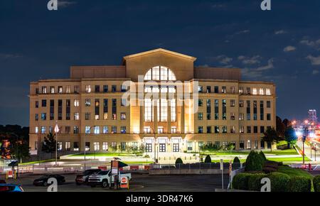 Nathan Deal Judicial Center in Atlanta, Georgia. Das moderne Regierungsgebäude verfügt über eine Steinfassade mit Säulen und große, nachts beleuchtete Glasfenster Stockfoto