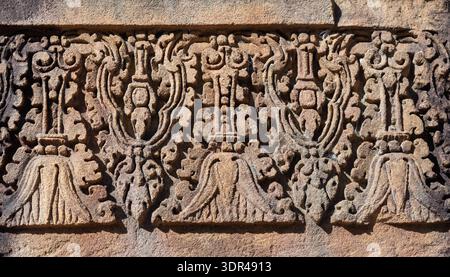 Komplizierte Steinschnitzerei Blumenmuster Bas Relief rosa Sandstein alte Khmer Kunst Tempeldekoration Geschichte Architektur Archäologie Detail verwittert Stockfoto