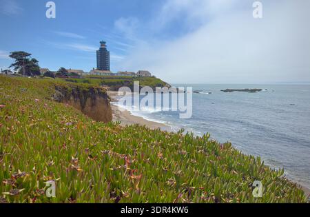 The historic Pigeon Point Lighthouse is seen overlooking the Pacific Ocean along the California coastline Stockfoto