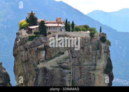 Das Kloster Agia Triada thront dramatisch auf einer isolierten Felssäule in Meteora, Griechenland Stockfoto