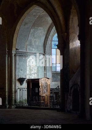 Traditionelle hölzerne Beichtschachtel mit kunstvollen Schnitzereien in der Kirche Saint-Pierre, Chartres, Frankreich Stockfoto