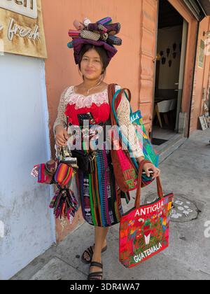 Schöne indigene Frau, die Taschen in Antigua verkauft Stockfoto