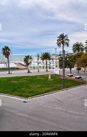 Sitges. Spanien - 17. Februar 2026: Der Park am Wasser mit Skulpturen zum Hafen und Strand bildet eine malerische Küstenlandschaft in Sitges Katalonien Stockfoto