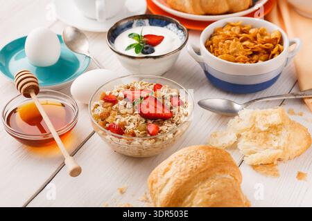 Köstliche Frühstückssammlung auf einem Tisch mit verschiedenen Speisen und Getränken Stockfoto