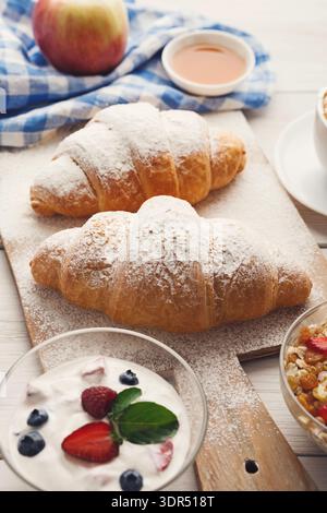 Köstliche Auswahl an Frühstücksartikeln auf einem Holztisch mit verschiedenen Speisen und Getränken Stockfoto