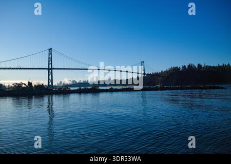 Die Lions Gate Bridge erstreckt sich über den Burrard Inlet in den Stanley Park, Vancouver, BC. Stockfoto