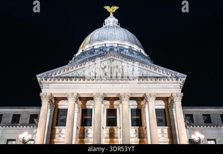 Mississippi State Capitol Gebäude in Jackson. Historische Beaux-Arts Regierungsarchitektur mit beleuchteten korinthischen Säulen und einer Kuppel mit einer Goldadlerstatue bei Nacht Stockfoto