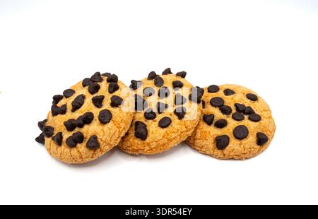 Drei köstliche Schokoladenchips-Kekse mit reichlich Schokoladenchips, präsentiert vor einem schlichten weißen Hintergrund. Hochwertige Fotos Stockfoto