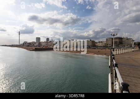 Brighton Blick auf das Meer und den Kiesstrand vom Pier. Brighton, Großbritannien, 2. Juli 2024 Stockfoto
