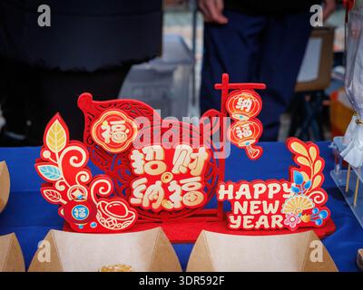 Das Mondneujahrsfest 2026 auf dem Time Square in Warrington feiert das Jahr des Pferdes. Warrington Hongkonger veranstalten eine Show mit Drachentanz, traditionellen Ständen mit Kunsthandwerk, chinesischem Spielzeug und Geschenken sowie Street Food. Klassische Hong Kong Karnevalspiele waren ebenso erhältlich wie kulturelle Erlebnisse wie Fai Chun, chinesische Kalligrafie und Wahrsager. Ein Verkaufsstand unterschreiben wünscht den Leuten ein frohes neues Jahr. Quelle: John Hopkins/Alamy Live News Stockfoto