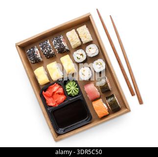 Sushi-Rolls in einer Box mit Stäbchen und Pflastern auf weißem Hintergrund Stockfoto