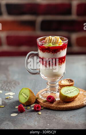Joghurtparfait mit Beeren und Kiwi Stockfoto
