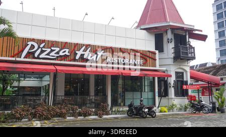 Pizza Hut ist ein amerikanisches Pizzarestaurant oder Pizzeria. Pizza Hut serviert auch Salat, Pasta und Brotstangen. PiZZ Hut Ristorante. Stockfoto