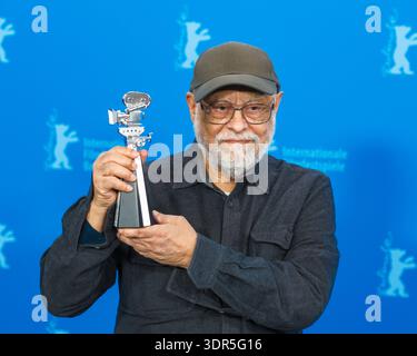 Berlin, Deutschland. Februar 2026. Haile Gerima posiert mit seinem Preis beim Photocall für den äthiopischen Regisseur Haile Gerima, der am 17. Februar 2026 mit einer Berlinale-Kamera während der Berlinale im Grand Hyatt Berlin, Berlin, Deutschland, ausgezeichnet wurde. Bildnachweis: Julie Edwards. Quelle: JEP Celebrity Photos/Alamy Live News Stockfoto