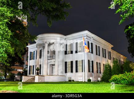 Mississippi Governor's Mansion in Jackson. Die historische Architektur im griechischen Wiedergebrauch verfügt über einen halbkreisförmigen Säulengang mit korinthischen Säulen und schwarzen Fensterläden, die bei Nacht beleuchtet werden Stockfoto