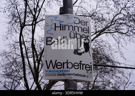 Berlin, Deutschland - 17. Februar 2026: Kampagnenplakat zum Referendum "Berlin werbefrei" gegen Außenwerbung auf einem Ampposten in Steglitz. Stockfoto