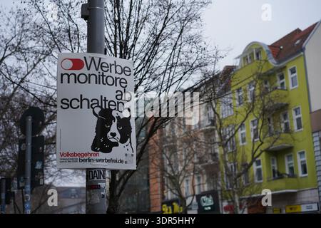 Berlin - 17. Februar 2026: Kampagnenplakat "Werbemonitore abgeschaltet" der Berliner werbefreien Initiative in der Schloßstraße in Steglitz. Stockfoto