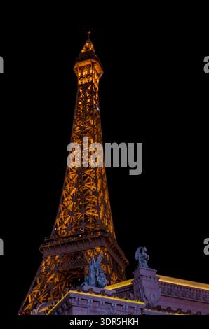 8. Februar 2026 Las Vegas NV USA Hotel Casino Eiffel Tower steht in der Nacht mit hellen Lichtern vor dunklem Himmel in Las Vegas USA Stockfoto