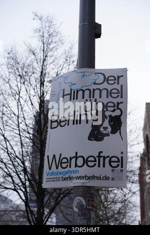 Berlin, Deutschland - 17. Februar 2026: „Der Himmel über Berlin Werbefrei“-Kampagnenplakat für die Berliner werbefrei-Initiative an einem Laternenpfahl in Steglitz. Stockfoto