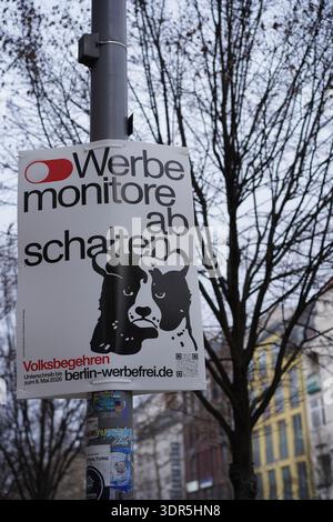 Berlin, Deutschland - 17. Februar 2026: Werbemonitore abgeschaltet Kampagnenplakat der Berliner werbefreien Initiative im Berliner Stadtteil Steglitz. Stockfoto