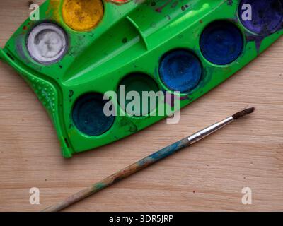 Pinsel am Arbeitsplatz Stockfoto