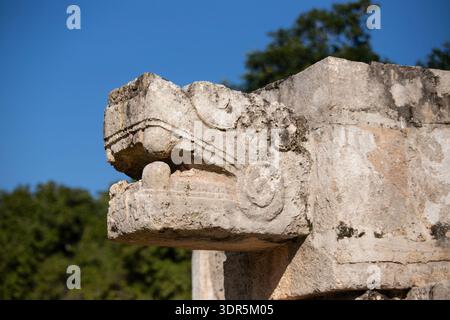 Detaillierte Ausblicke auf die historische Plattform von Venurs Terhebt sich majestätisch vor einem leuchtend blauen Himmel und zeigt die alte Maya-Architektur in Chiche Stockfoto