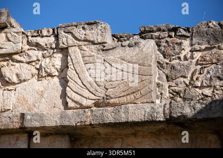 Detaillierte Ausblicke auf die historische Plattform von Venurs Terhebt sich majestätisch vor einem leuchtend blauen Himmel und zeigt die alte Maya-Architektur in Chiche Stockfoto