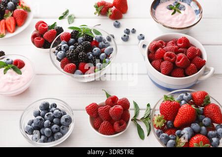 Frische Beeren in Schüsseln auf einem Tisch für eine lebendige Obstpräsentation in einer Küche Stockfoto