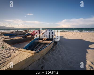 Verwitterte Holzfischboote ruhen am Sandstrand und warten auf ihre nächste Reise ins Mittelmeer. Gefangen unter einem weichen, bewölkten Winter Stockfoto