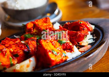 Tandoori Paneer Tikka. Würfel Hüttenkäse, Tomaten, Paprika und Zwiebeln, fertig im Tonofen. Indische Vegetarier wählen aus Lehmofen-Co Stockfoto